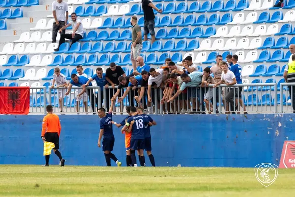Tifozët dhe lojtarët në stadium